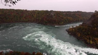 Kanada 'da sonbaharda Whirlpool Aero Car yakınlarında yelkenli teknesi olan Niagara Nehri..