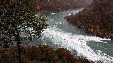 Niagara Nehri, sonbaharda Whirlpool Aero Car. Kanada 'da sonbahar mevsiminde manzara. Tekne suda yüzüyor.