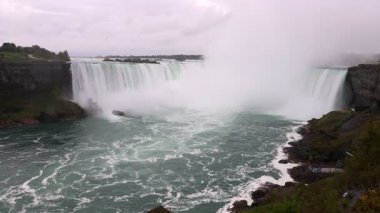 Kanada, Ontario 'daki Niagara Şelalesi. Yağmurlu bir günde şelaleler