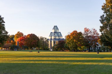 Ottawa, Kanada - 17 Ekim 2024: Major 's Hill Park, Sonbaharda şehir merkezinde. Kanada Ulusal Galerisi