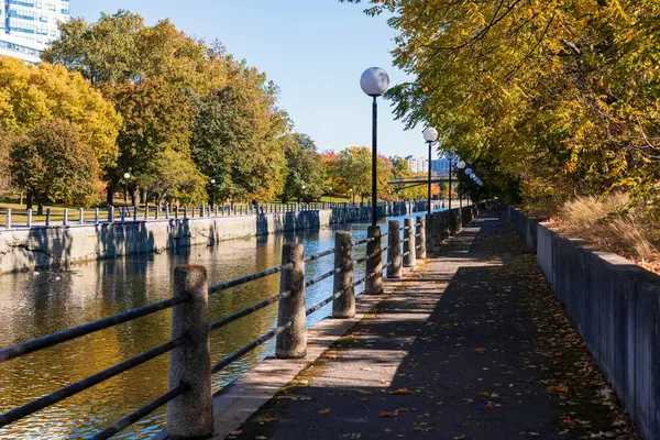 Sonbahar mevsiminde Kanada 'nın Ottawa kentindeki Rideau Kanalı' nda sonbahar yaprakları ve huzurlu bir patika bulunur..