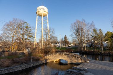 Perth, Kanada - 27 Nisan 2025 Su Kulesi ve Ontario kasabasında küçük köprüsü olan nehir