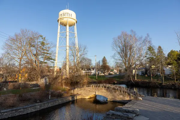 Perth, Kanada - 27 Nisan 2025 Su Kulesi ve Ontario kasabasında küçük köprüsü olan nehir