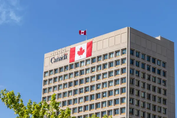 Ottawa, Ontario - 1 Temmuz 2024: Ulusal Savunma Bakanlığı bayraklı merkez binası