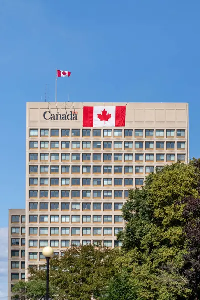 Ottawa, Ontario - 1 Temmuz 2024: Ulusal Savunma Bakanlığı bayraklı merkez binası