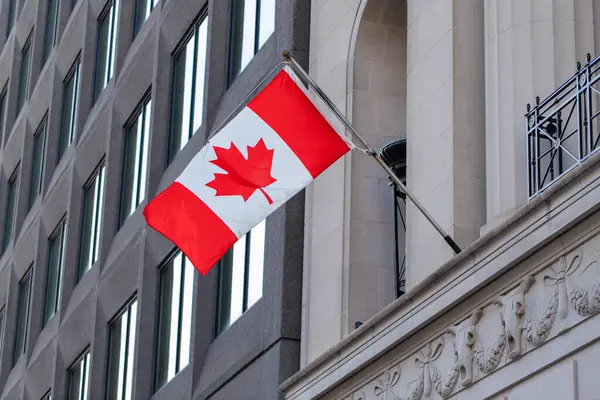 Kanada bayrağı Ottawa şehir merkezinde, Ontario Kanada 'da