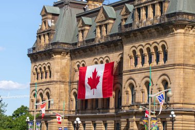Kanada, Ottawa - 1 Temmuz 2024: Başbakanlık ve Kanada bayraklı Danışma Kurulu. Kanada Günü
