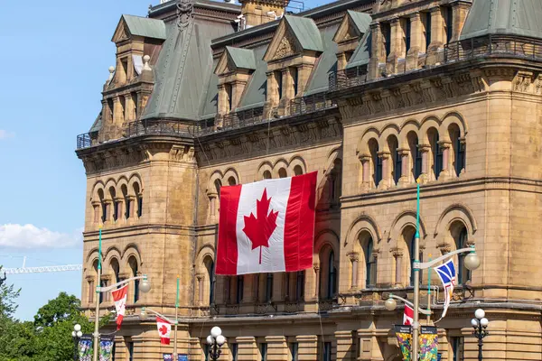 Kanada, Ottawa - 1 Temmuz 2024: Başbakanlık ve Kanada bayraklı Danışma Kurulu. Kanada Günü