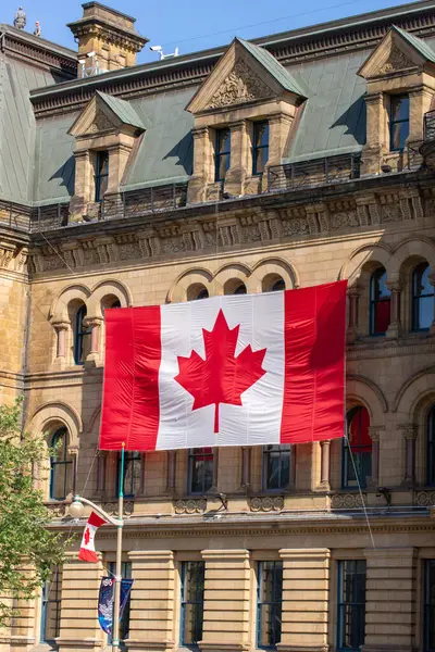 Kanada, Ottawa - 1 Temmuz 2024: Ottawa şehir merkezinde Kanada Günü. Başbakanlık ve Danışma Kurulu binasında Kanada bayrakları ile.