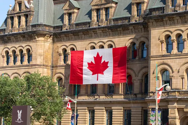 Kanada, Ottawa - 1 Temmuz 2024: şehir merkezindeki tarihi binalarda Kanada bayrakları. Başbakan ve Danışma Meclisi ile birlikte. Kanada Günü