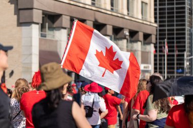 Kanada, Ottawa - 1 Temmuz 2024 Başkent 'te Kanada Günü. İnsanlar ellerinde Kanada bayraklarıyla sokaklarda yürüyor.