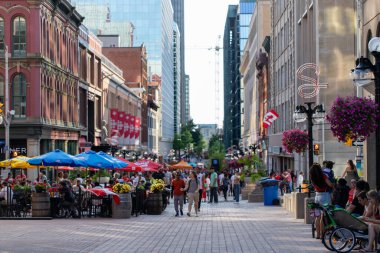 Kanada, Ottawa - 1 Temmuz 2024: Kanada 'nın başkentinde, şehir merkezindeki Sparks caddesinde yürüyen insanlar