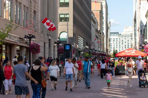 Kanada, Ottawa - 1 Temmuz 2024: İnsanlar Kanada şehir merkezindeki Sparks caddesinde yürüyorlar