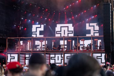 Ottawa, Ontario - 1 Temmuz 2024: Kanada Günü canlı konseri. Işıklı ve sanatçılı sahne.