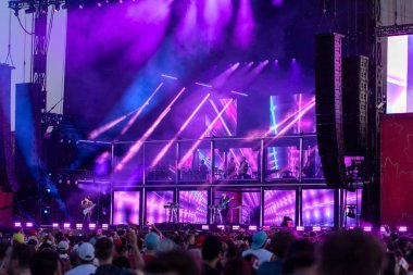 Ottawa, Ontario - 1 Temmuz 2024: sahne ışıkları ve müzisyenler. Kanada Günü konser gösterisi