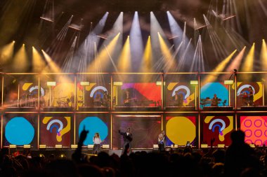 Ottawa, Ontario - 1 Temmuz 2024: canlı ışıklarla sahnedeki oyuncular. Şehirde Kanada Günü gösterisi.