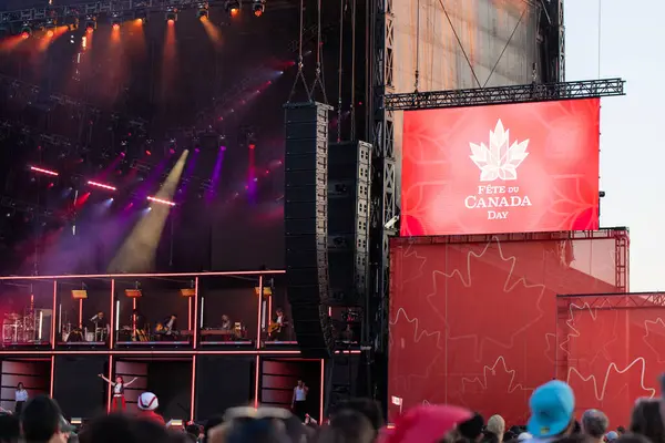 Ottawa, Ontario - 1 Temmuz 2024: Kanada Günü şehir merkezinde konser.