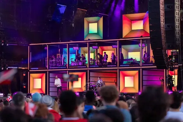 Ottawa, Ontario - 1 Temmuz 2024: Ottawa şehrinde Kanada Günü konseri. Müzisyenler ve canlı ışıklarla sahne