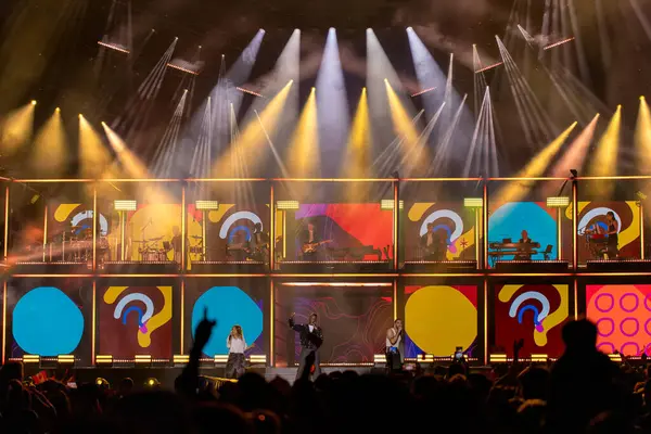 Ottawa, Ontario - 1 Temmuz 2024: canlı ışıklarla sahnedeki oyuncular. Şehirde Kanada Günü gösterisi.