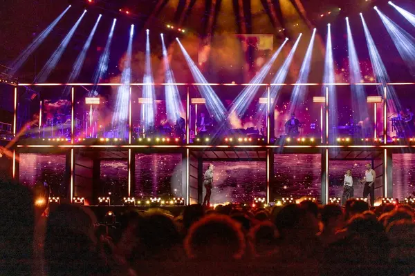 Ottawa, Ontario - 1 Temmuz 2024: Canlı ışıklar ve şarkıcılarla konser sahnesi. Kanada Günü Şov