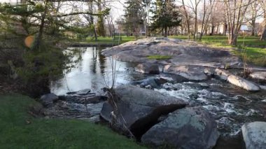 Baharda deresi olan bir şehir parkı. Stewart Park Perth, Ontario, Kanada.