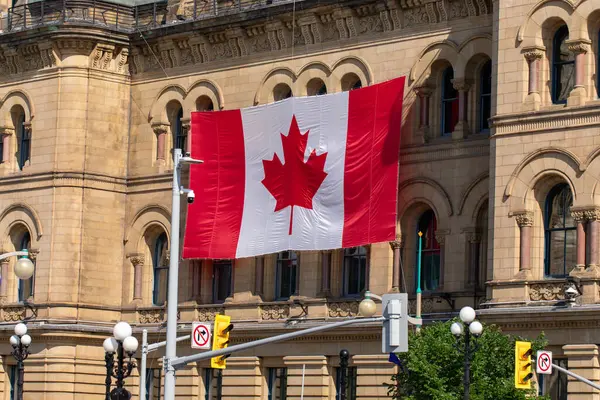 Kanada, Ottawa - 1 Temmuz 2024: şehir merkezindeki tarihi binalarda Kanada bayrakları. Başbakan ve Danışma Meclisi ile birlikte. Kanada Günü