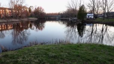 Nehir Perth, Ontario, Kanada 'da. Bahar manzarası. Sudaki ağaçların yansıması..
