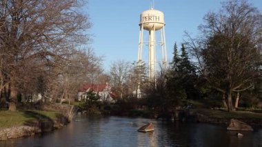 Perth, Kanada - 27 Nisan 2025: Perth, Ontario, Kanada 'da dere ve su kulesiyle park