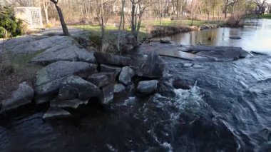 Baharda bir dere ve kaya oluşumları olan şehir parkı. Stewart Park Perth, Ontario, Kanada.