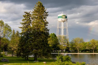 Smiths Falls, Kanada - 27 Nisan 2025: Smiths Falls ve Kanada 'da ilkbaharda su kulesi