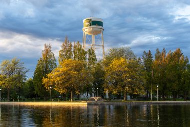 Smiths Falls, Kanada - 25 Mayıs 2025: Rideau Canal and River, Smiths Falls, Ontario, Kanada 'da su kulesi