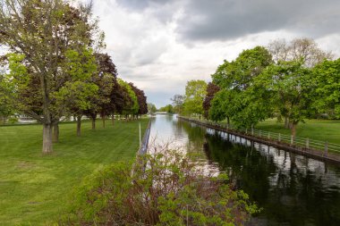 İlkbaharda Kanada 'nın Ontario kentindeki Smiths Falls kasabasında Rideau Kanalı boyunca ağaçlar