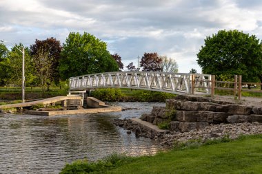Ontario, Kanada 'daki Smiths Falls' taki Rideau Nehri üzerindeki köprü.