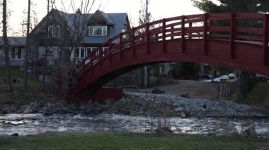 Kanada 'nın Ontario kentindeki Perth kasabasında ilkbaharda köprünün altından dere akıyor.