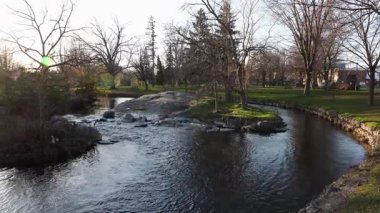 Bahar mevsiminde bir deresi olan şehir parkı. Stewart Park Perth, Ontario, Kanada.