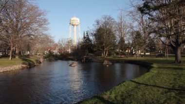 Perth, Kanada - 27 Nisan 2025: Perth, Ontario, Kanada 'da park ve su kulesi