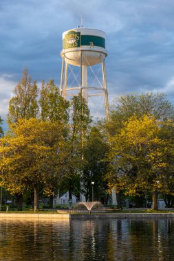 Smiths Falls, Kanada - 25 Mayıs 2025: Rideau Canal and River, Smiths Falls, Ontario, Kanada 'da gün batımında su kulesi