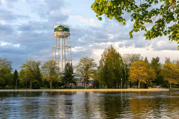 Smiths Falls, Kanada - 25 Mayıs 2025: Smiths Falls su kulesi ve Kanada 'daki Rideau Nehri boyunca park