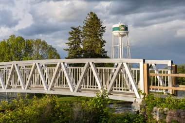 Smiths Falls, Kanada - 25 Mayıs 2025: Smiths Falls 'taki Rideau Nehri üzerindeki köprü ve su kulesi