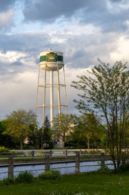 Smiths Falls, Kanada - 25 Mayıs 2025: Smiths Falls 'taki Rideau Kanalı ve Ontario' daki küçük su kulesi