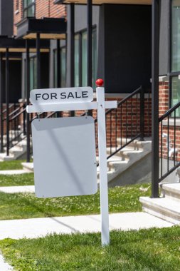 Konut binasının önündeki satılık tabela için. Emlak piyasası.