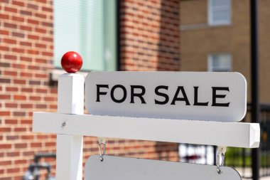 Konut binasının önündeki satılık tabela için. Emlak piyasası.