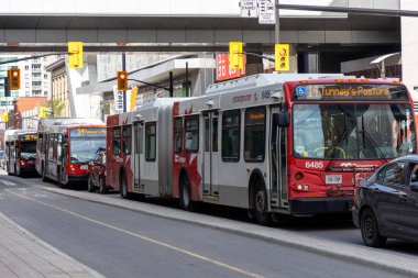 Ottawa, Kanada - 13 Haziran 2025: Ottawa şehir merkezinde halk otobüsleri. Rideau caddesinde trafik vardı. İş çıkış saatinde trafik sıkışıklığı.