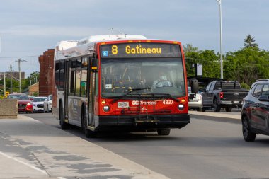 Ottawa, Kanada - 13 Haziran 2025: Ottawa 'dan Gatineau' ya giden bir yoldaki halk otobüsü