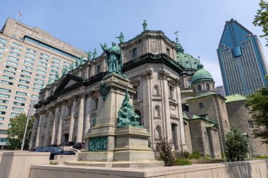 Montreal, Kanada - 2 Ağustos 2025: Mary Queen of the World Cathedral and Statue in town. Tarihi işaretli şehir manzarası