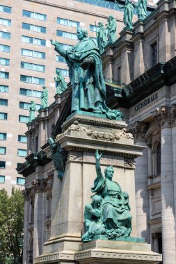 Montreal, Kanada - 2 Ağustos 2025: Mary Queen of the World Cathedral and Statue