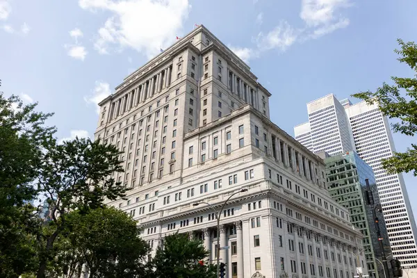 Montreal, Kanada - 2 Ağustos 2025: Şehir merkezinde Sun Life Binası ve yazın şehir manzarası