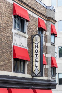 Montreal, Kanada - 4 Temmuz 2025: Montreal, Kanada 'da bir otel tabelası ve binanın dışı