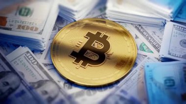 Bir altın Bitcoin jetonu, kripto para ve geleneksel para biriminin kesişimini vurgulayan ABD dolarları yığınları üzerinde duruyor..