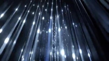 Mavi parıldayan ışığın yer aldığı soyut bir görüntü karanlık bir arkaplanda çizgiler oluşturarak barışçıl ve modern bir görsel cazibe yaratıyor. Teknoloji ve tasarım temaları için ideal.